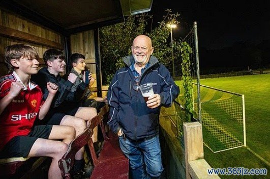 大爷真会享受！英国一65岁球迷花5000镑，在自家花坛建不雅赛包厢
